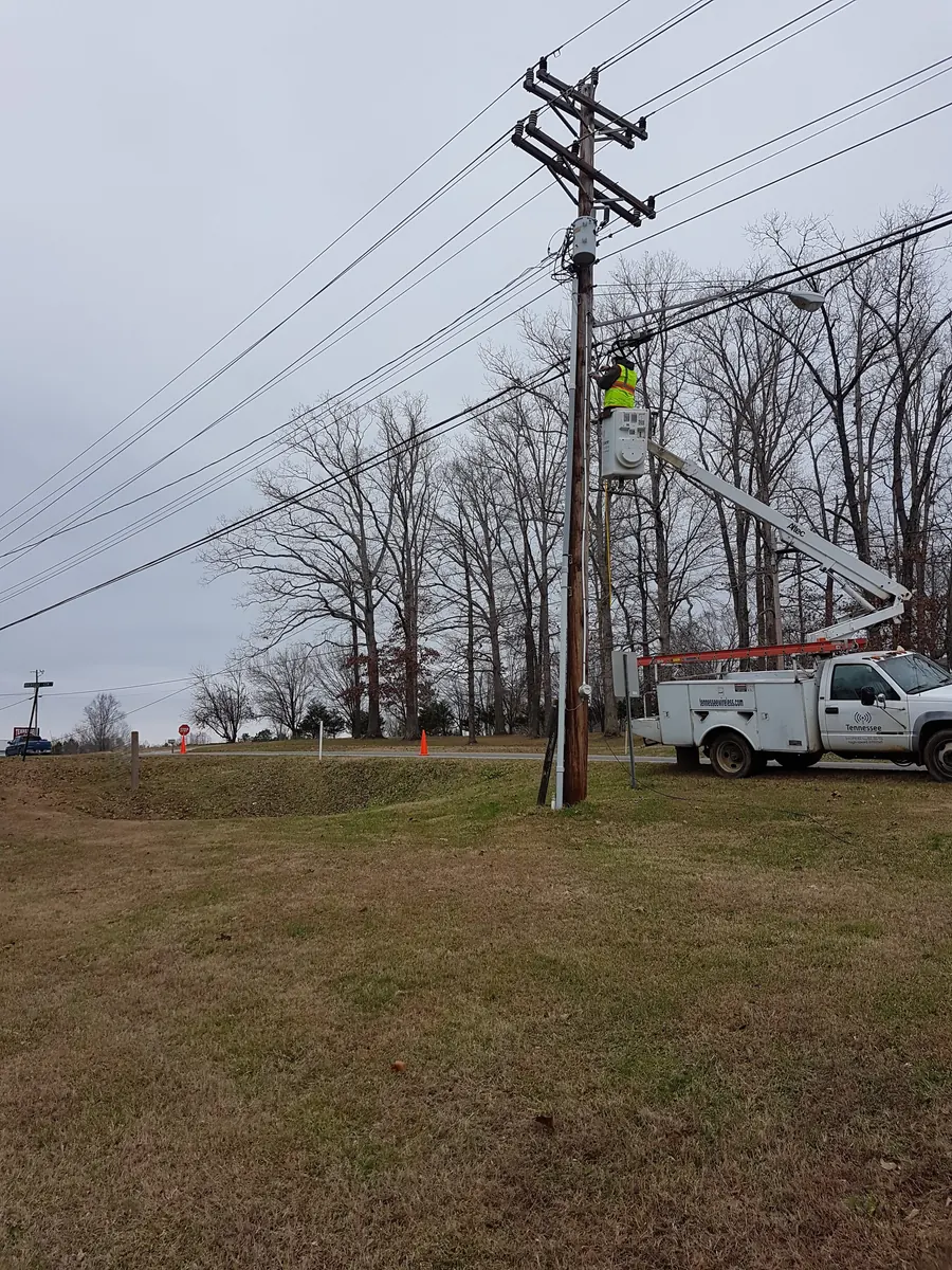 Tennessee Wireless technician installing fiber service